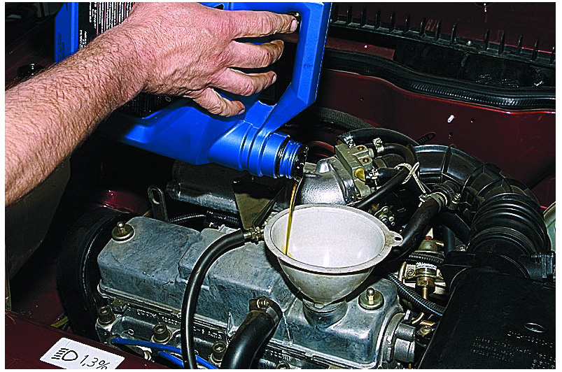 Заменить масло ваз. Доливка масла в двигатель ВАЗ 2114. Моторное масло для двигателя ВАЗ 2115 инжектор. Масло в двигатель ВАЗ 2115. Залить трансмиссионное масло в двигатель  в ВАЗ 2115.